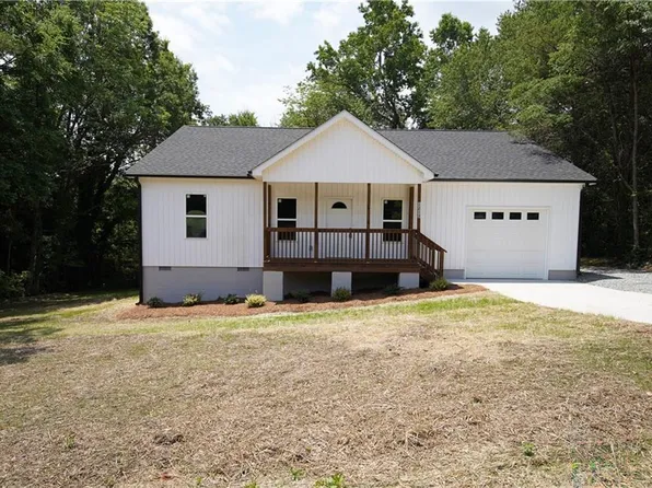 1213 Hillcrest Dr, Thomasville, NC 27360