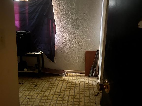 5th image of 912 Edgehill Dr