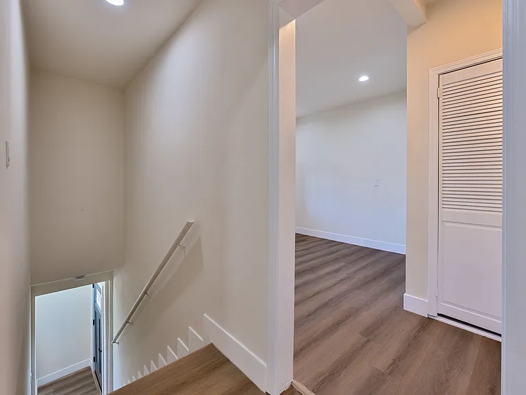 230 N Burlington Ave #1/2 — Photo 28