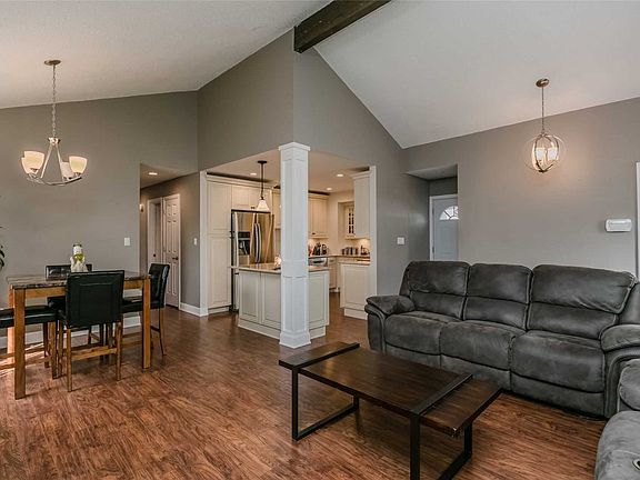 4th image of 49 Alcolade Dr E