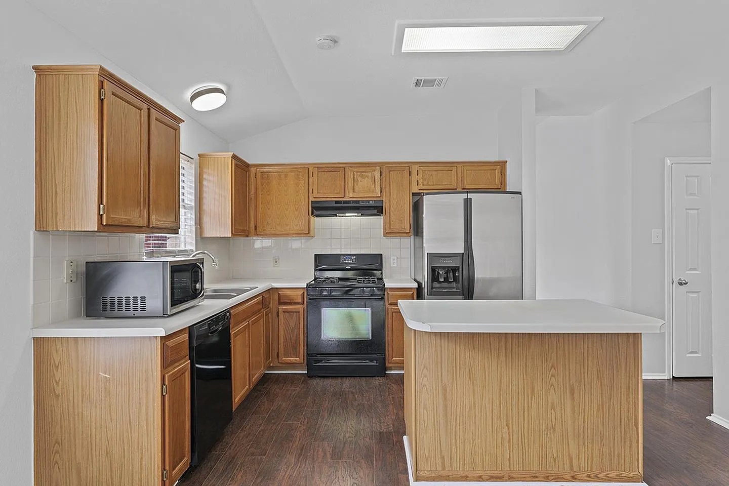 Spacious & comfy Willow Run home by Mills Pond — Photo 4