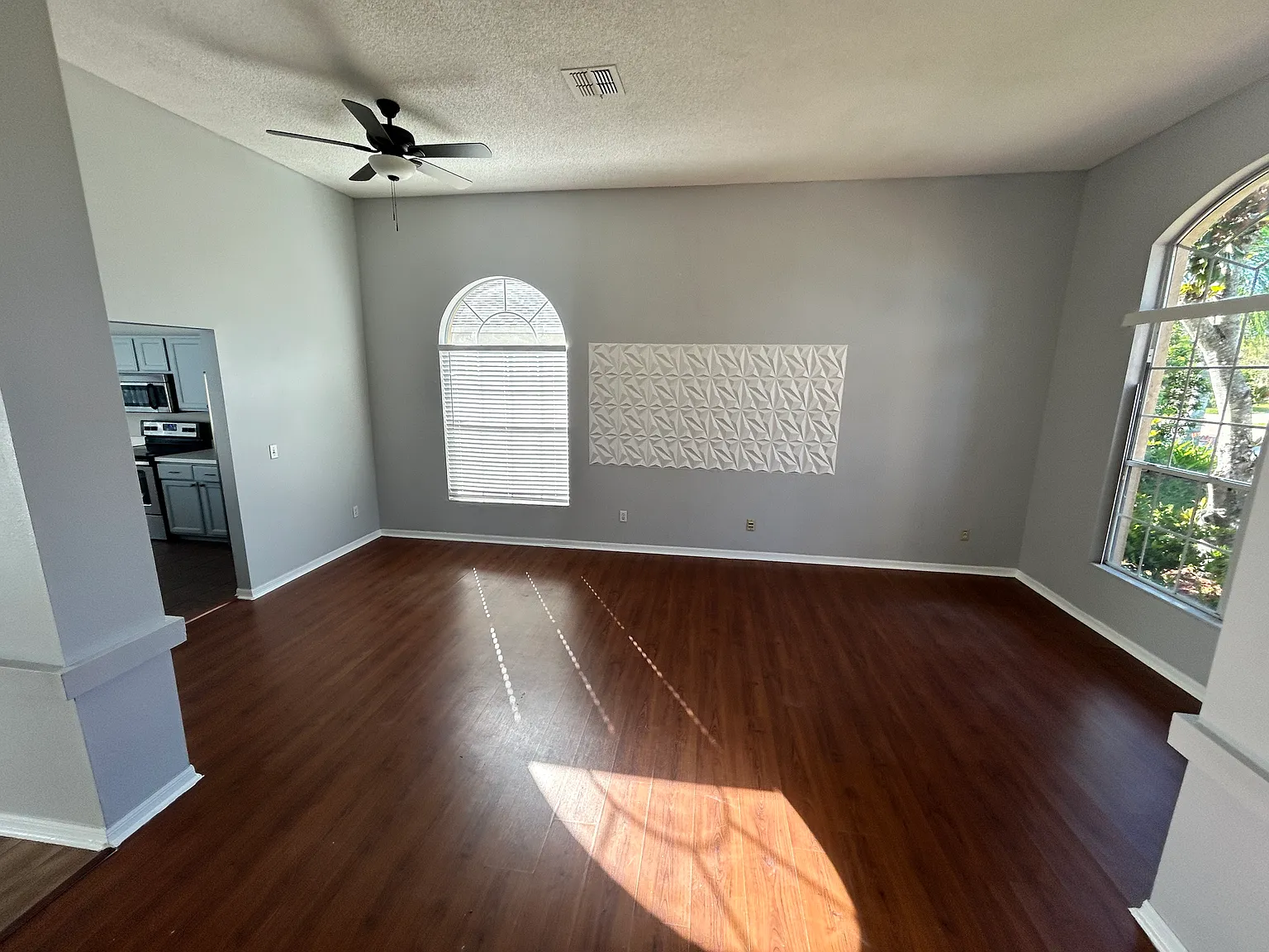 4 bed, 2.5 bath, 2080 sqft, $2,700 — Photo 2