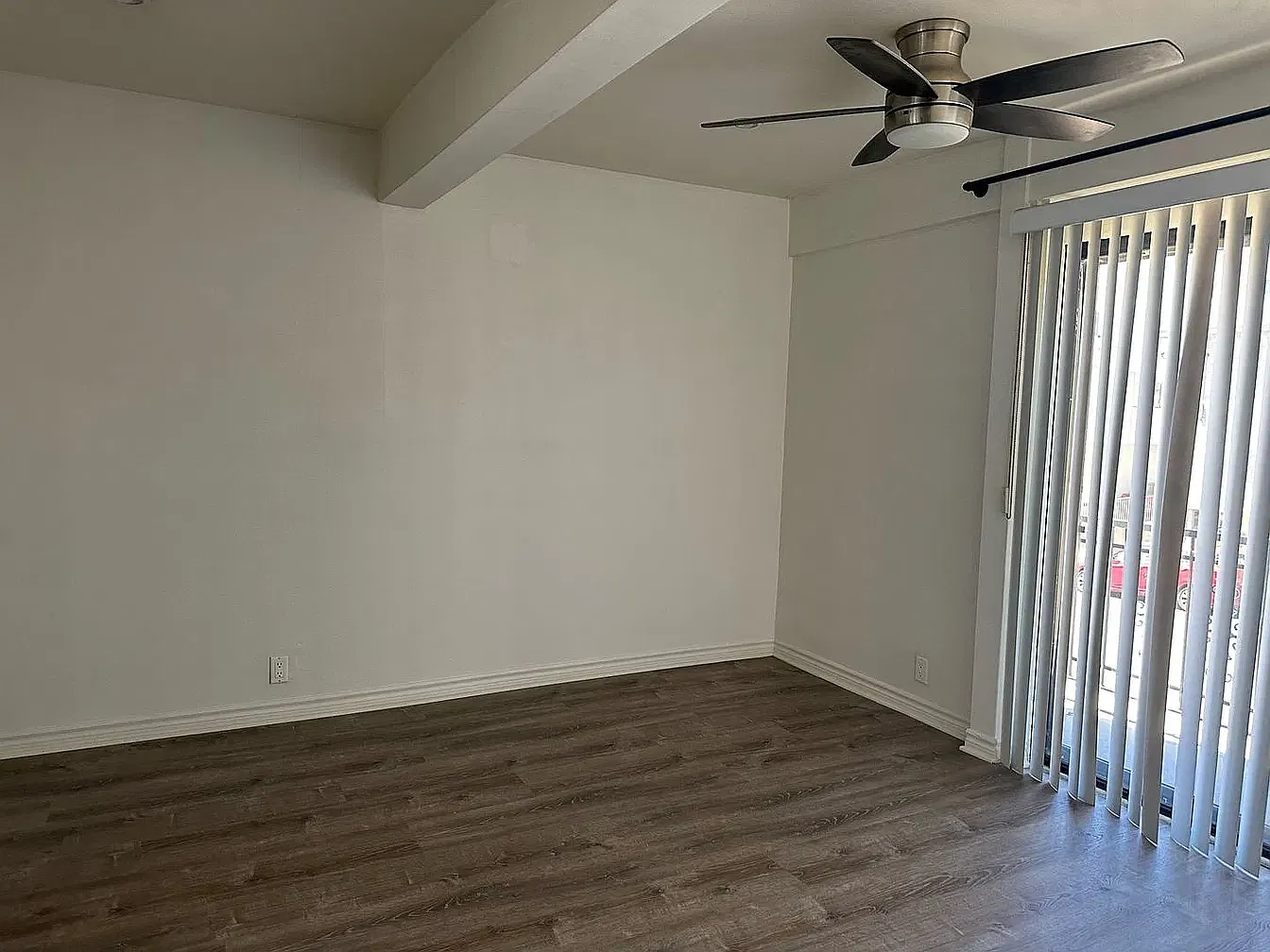 1105 S Barrington Ave — Photo 4