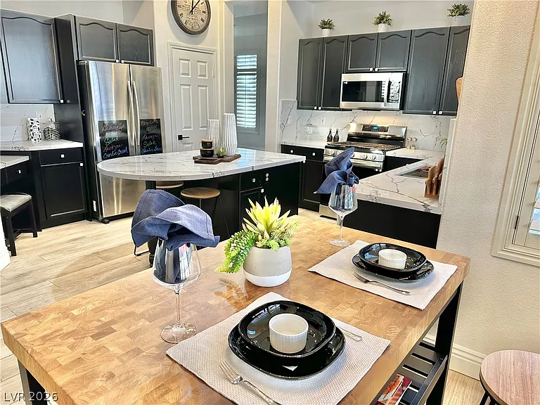20 Chateau Whistler Ct — Photo 2