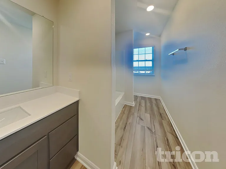 1933 Belmont Ln — Photo 14