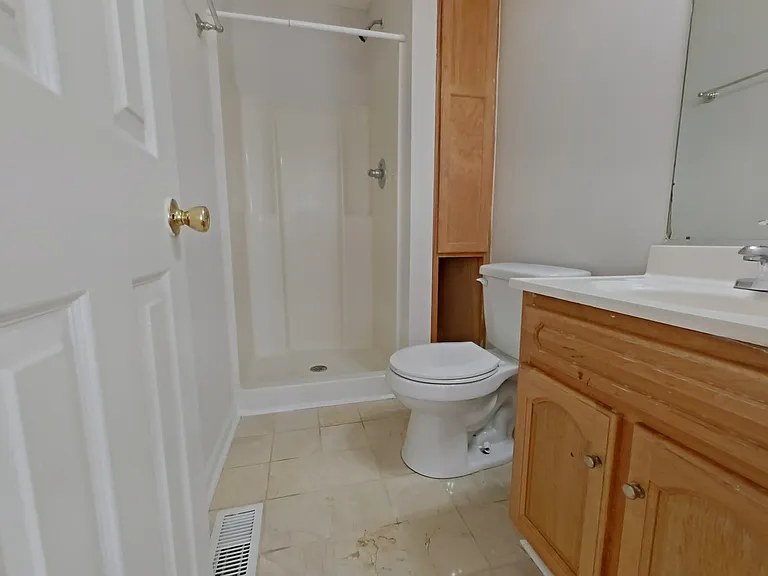301 Cloverdale Dr — Photo 7
