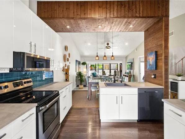 1056 E Lakes Dr, Deerfield Beach, FL 33064