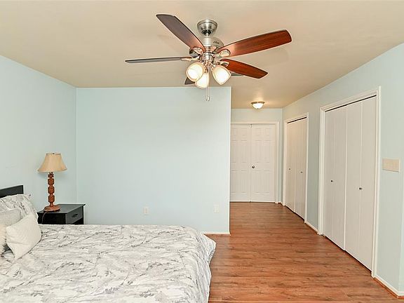 4th image of 9750 Ravensworth Dr