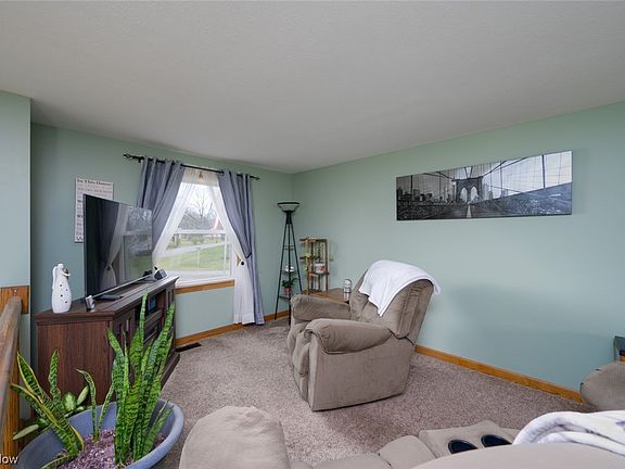 3rd image of 4081 Woodside Dr NW