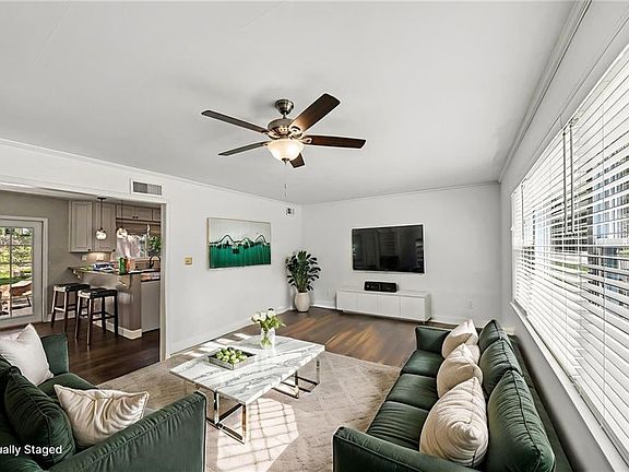 4th image of 7540 Rainbow Dr