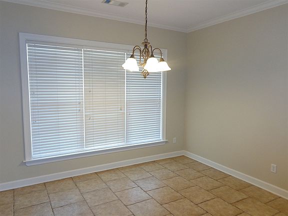 4th image of 3272 Chateau Cir S