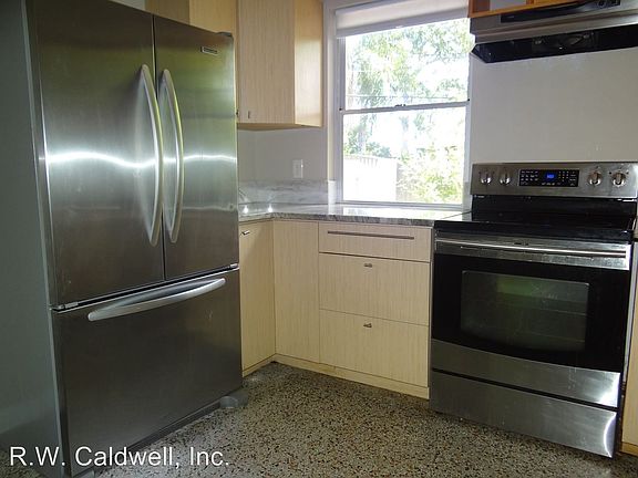 4th image of 7251 Lynnwood Ave N