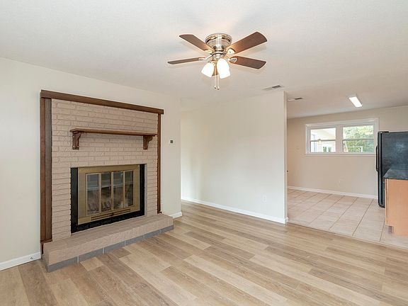4th image of 208 Spencer Dr