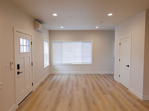 4th image of 3505 Creston Ave
