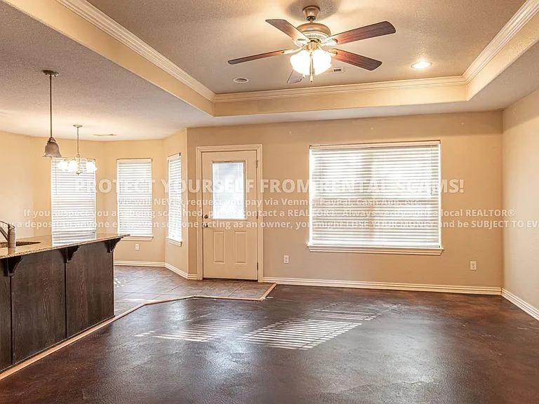 159 E Madrid St — Photo 2