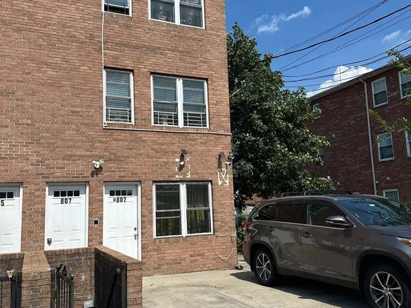 807 Barbey Street image 3 of 27