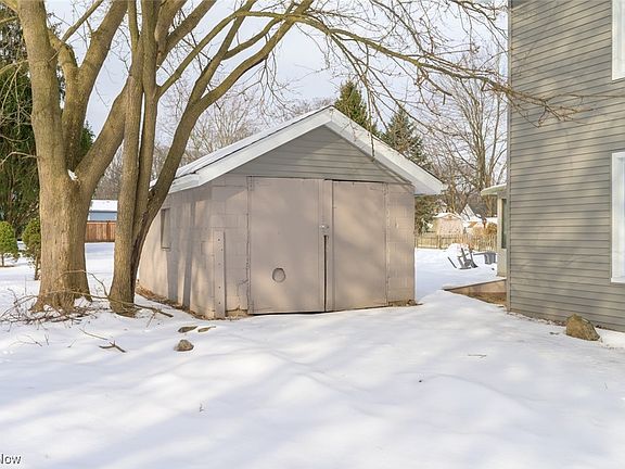 3rd image of 325 Franklin St