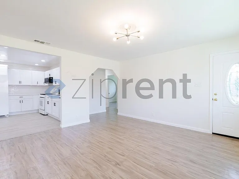 5637 44th St — Photo 1