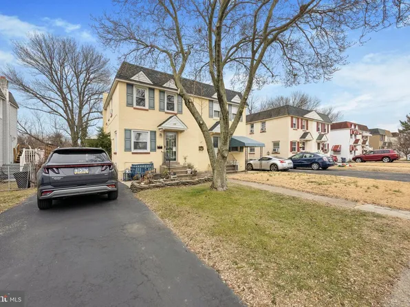 176 Crum Creek Dr, Woodlyn, PA 19094