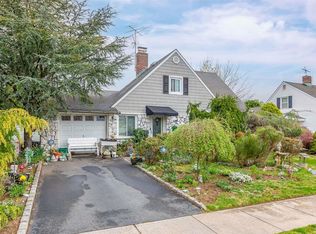 15 Glazer Ln, Levittown, NY 11756