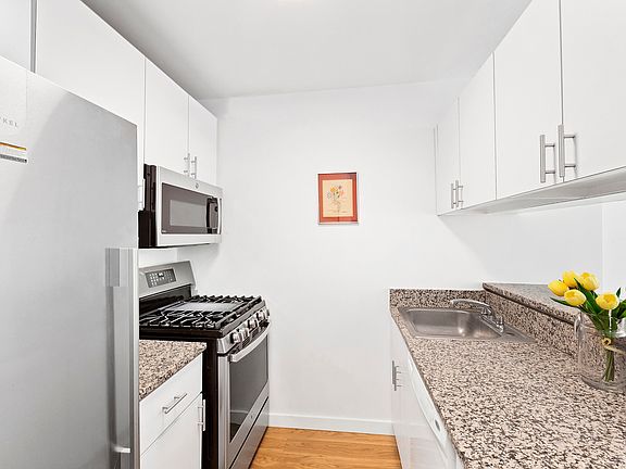 4th image of 275 W 96th St APT 6L