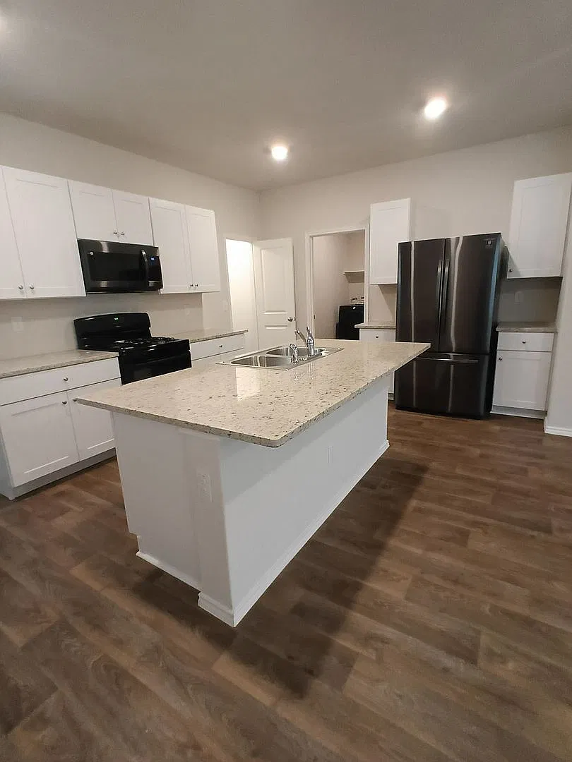 Charming 3-Bedroom, 2.5-Bath Home with Downstairs Primary in Stoney Creek Subdivision — Photo 3