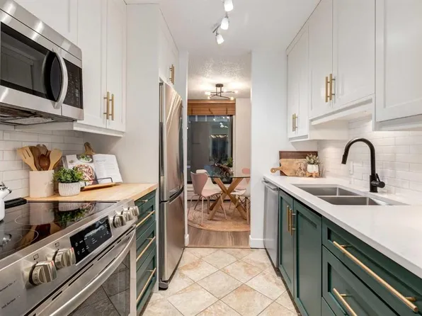 718 12th Ave SW #206, Calgary, AB T2R 0H7