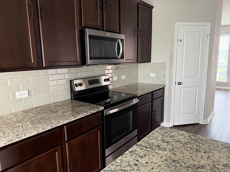 717 Hollyhock Dr — Photo 8