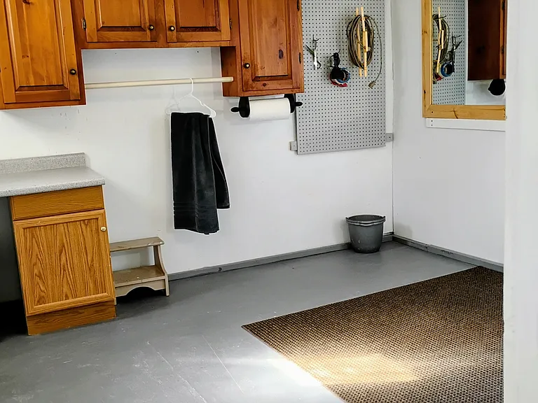 Ceiling light is on 3 way switches for optimum convenience!
