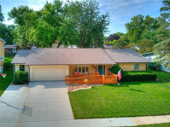 2724 Cleveland Dr, Ames, IA 50010