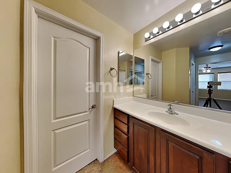 2727 E Bart St — Photo 11