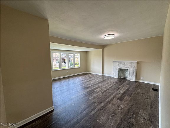 3rd image of 1127 Wellesley Ave