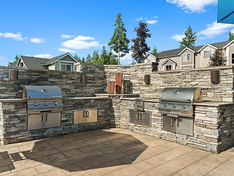 Built-in Grilling Stations and Seating l Luxury Apartments in Puyallup, WA l Silver Creek
