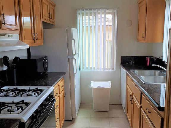 5th image of 817 Island Ct Unit B