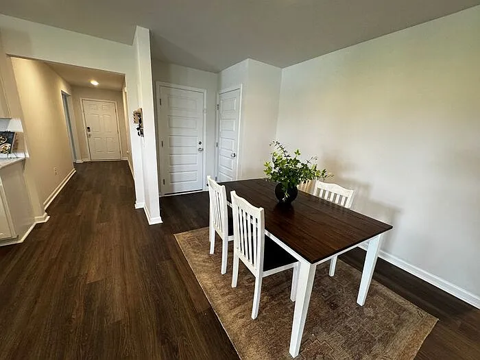 5 bed, 3.0 bath, 2092 sqft, $2,090 — Photo 3