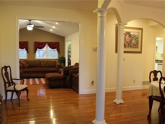 3rd image of 2 Stonebrook Dr