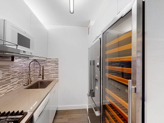 4th image of 61 W 62nd St APT 15F