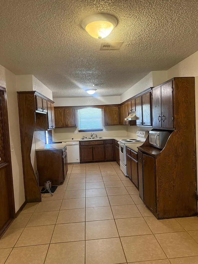 **3-Bedroom Duplex For Lease Yukon, Ok — Photo 4