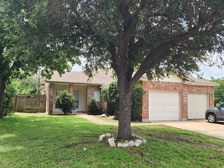 503 Gregory Ct — Photo 4