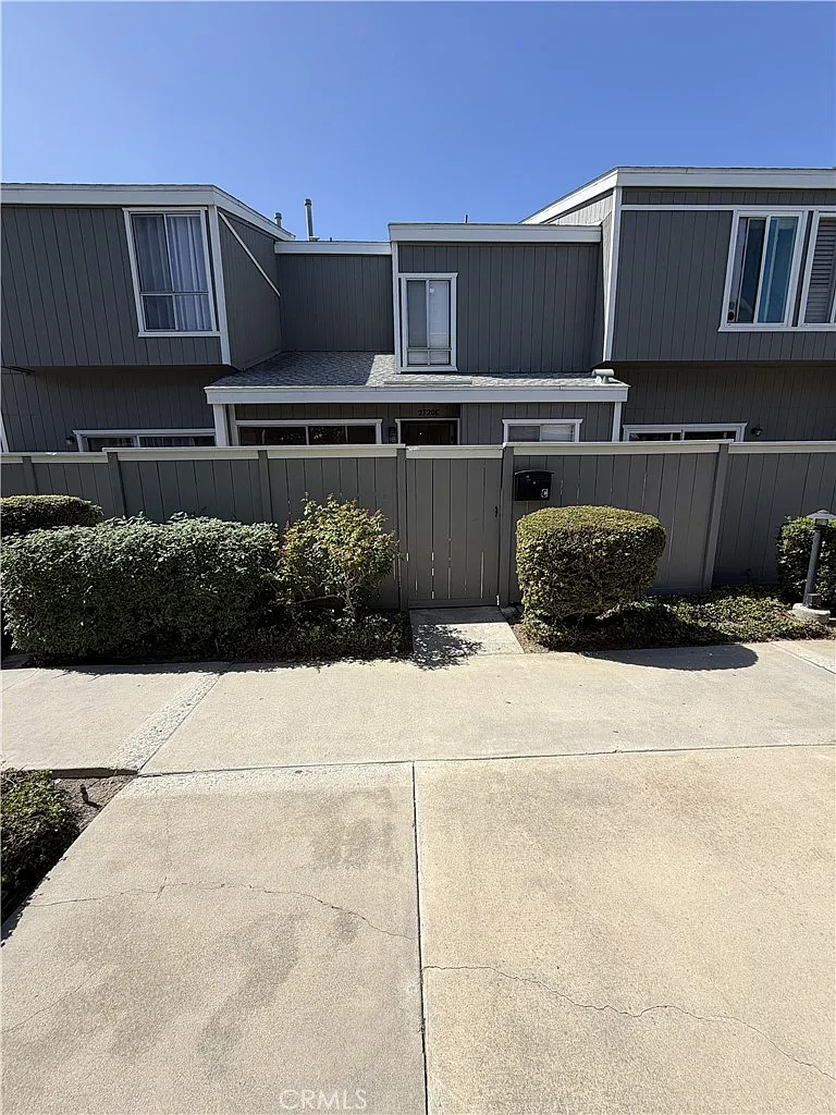 2 bed, 2.5 bath, 892 sqft, $3,200 — Photo 1