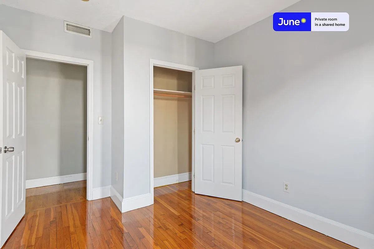 Queen bedroom in 4 bed/2 bath home in Allston #535 A — Photo 3