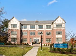 39 Green Village Rd APT 305, Madison, NJ 07940