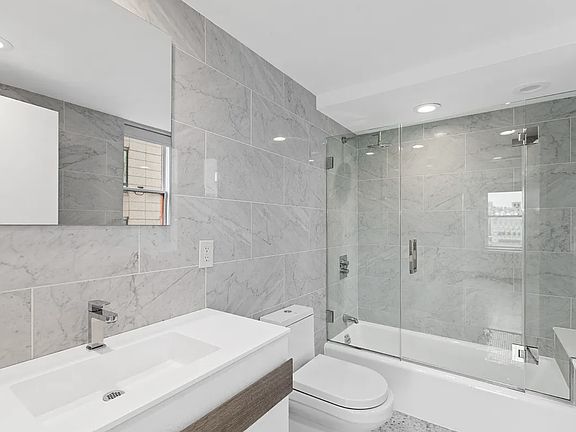 5th image of 40 E 61st St APT 15B