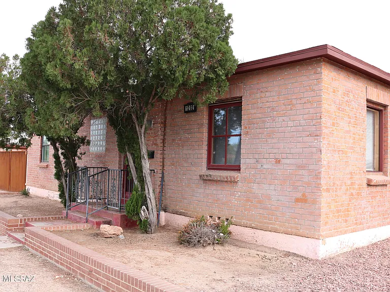 1202 N Tucson Blvd — Photo 1