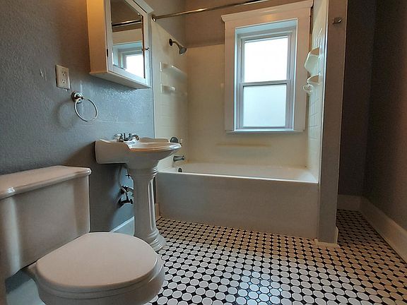 3rd image of 107 NE Roanoke Ave #B2