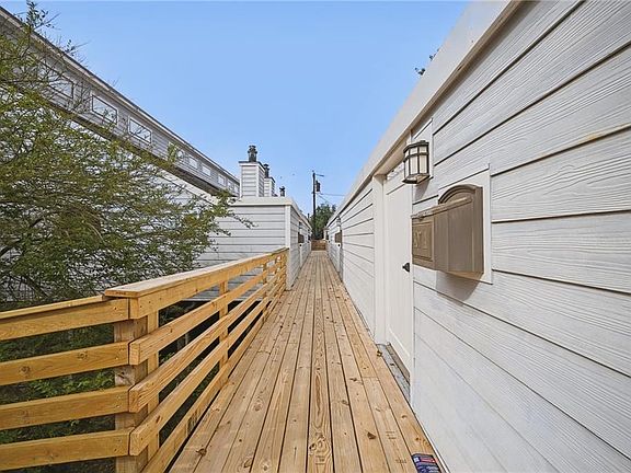 4th image of 407 33rd St APT B