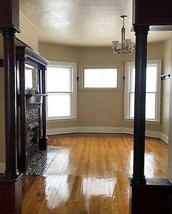 4th image of 394 E Utica St