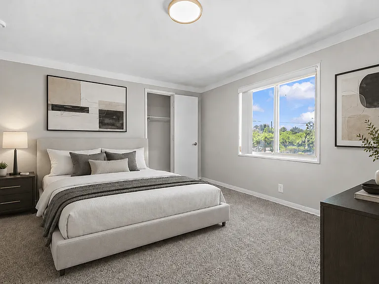 Oak Park Manor Apartments & Townhomes — Photo 18
