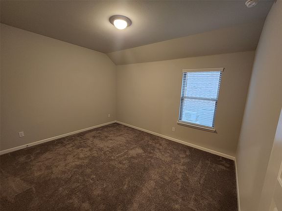 5th image of 621 Maple Leaf Way
