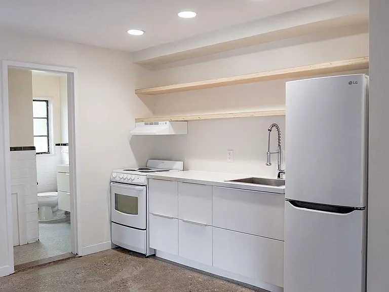 1060 Van Dyke — Photo 14
